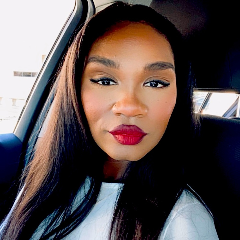 Meet your Posher, Adrianne